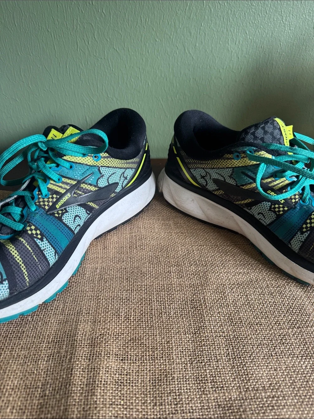 Brooks Ghost 11 Women’s Running Shoes NYC 26.2  Vibrant Comic Pop Design Size 9 - Picture 11 of 11